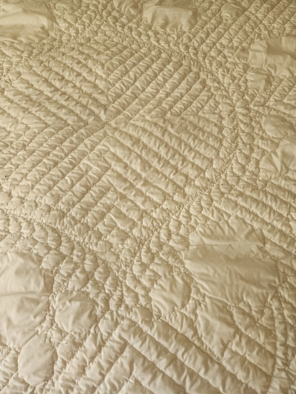 White Floral Appliqué Quilt Bedspread - Pink & Green